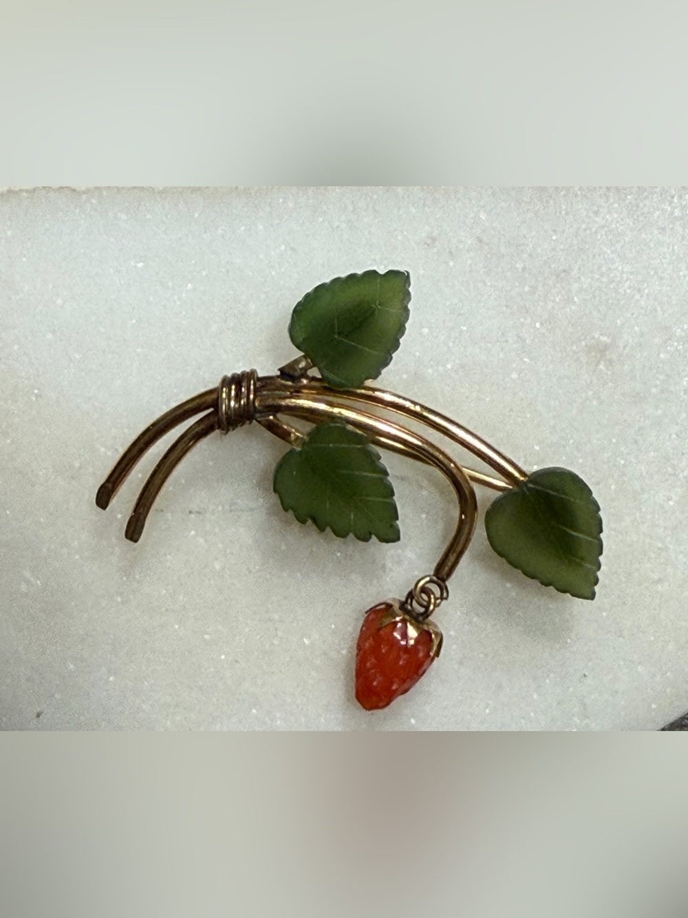 Coral Strawberry & Jade Leaf WRE 1/20 12K Gold Filled Brooch Vintage/Antique - Picture 9 of 14
